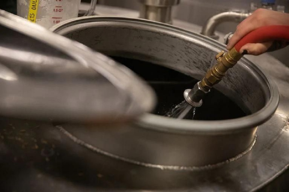 不用CIP系統啤酒廠(chǎng)如何清洗啤酒設備？